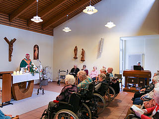 Gemeinsam mit den Bewohner*innen fand ein Gottesdienst in der hauseigenen Kapelle des Alten- und Pflegeheims St. Sebastian Nunkirchen statt